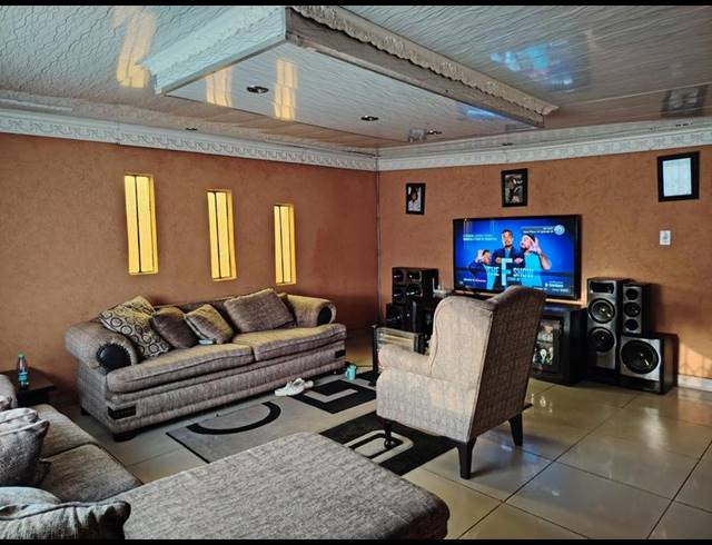 4 BEDROOM HOUSE FOR SALE IN LENASIA SOUTH